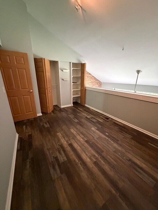 Building Photo - 5915 Meadow Dr