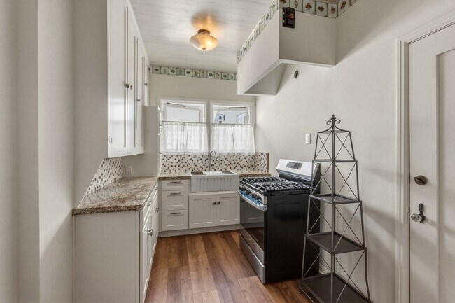 Building Photo - 1530 Miramar Dr