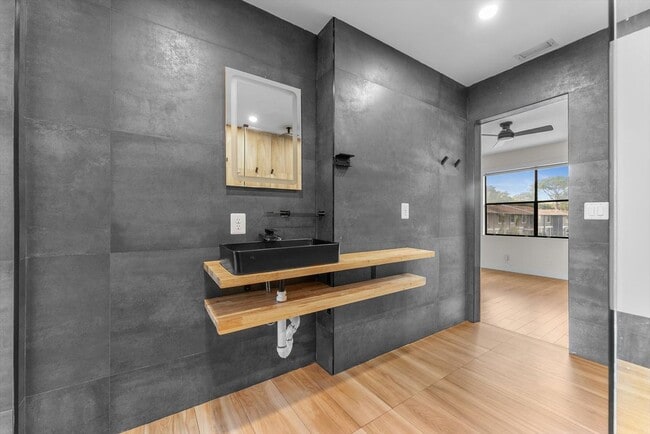 Building Photo - 850 Hill Dr