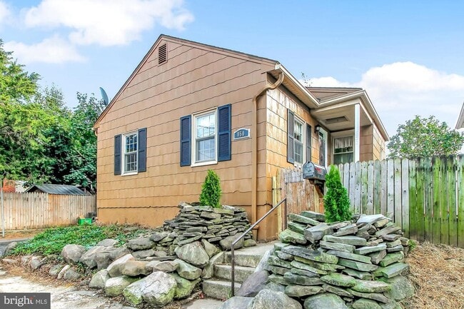 Available Now!! Charming 2 Bed, 1 Bath Ho... - Available Now!!  Charming 2 Bed, 1 Bath Ho...