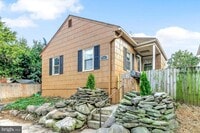 Building Photo - Available Now!!  Charming 2 Bed, 1 Bath Ho...