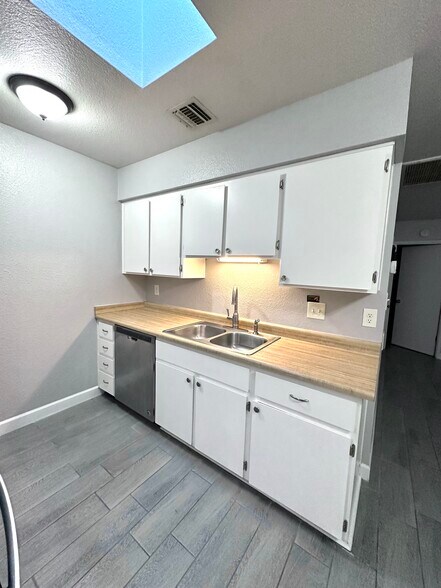 Building Photo - 9013 W Elm St