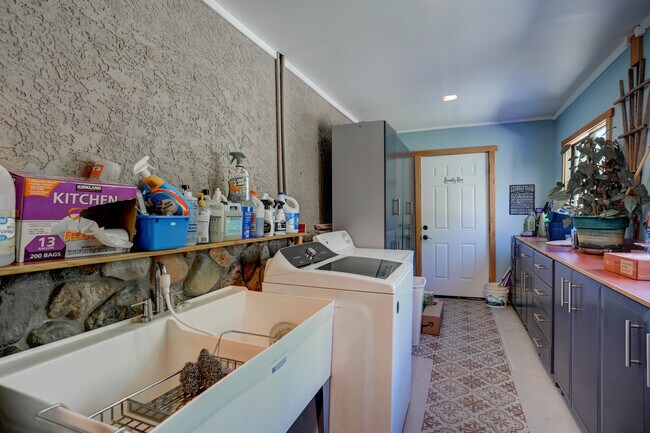 Building Photo - 1825 Vanderhoef Ln