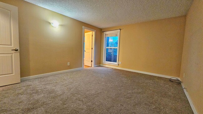 Building Photo - Beautiful 3 Bed 2.5 Bath Tri-level in Beautiful Covington.