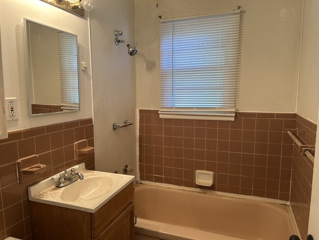 Building Photo - 306 Fremont St