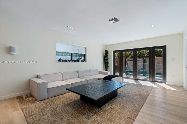 Building Photo - 6246 SW 10th St