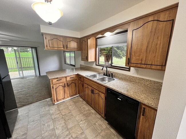 Building Photo - Rambler Golf Course View 3bd 2bath Avail. March 6th