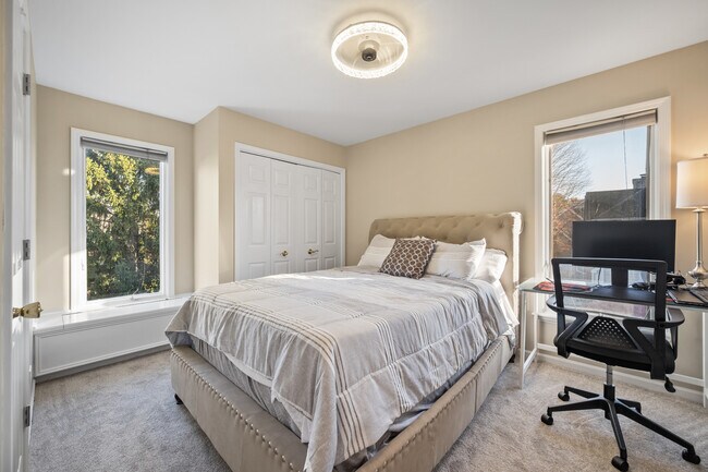 Building Photo - 142 N Dixon Dr