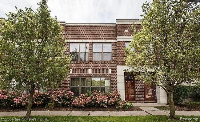 Primary Photo - 76 W Bethune St