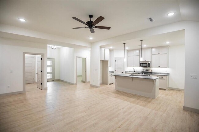 Building Photo - 949 Cook St