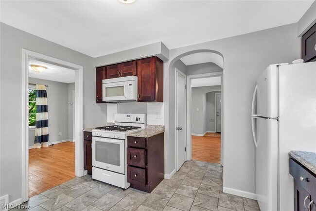 Building Photo - 1130 Haselton Rd