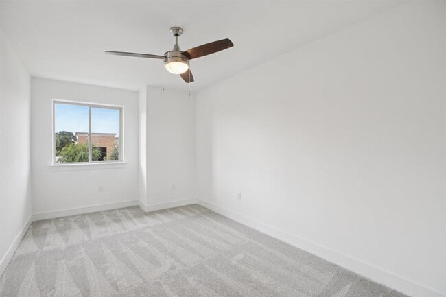 Building Photo - 302 Tesla Cir