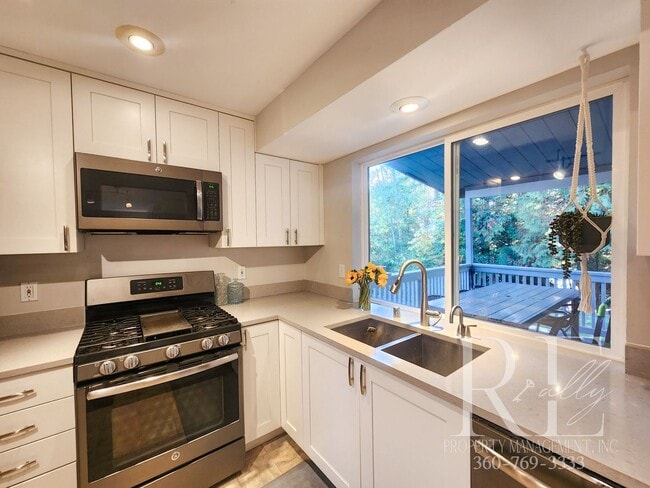 Building Photo - Elegant Silverdale Home with Private Backyard Oasis