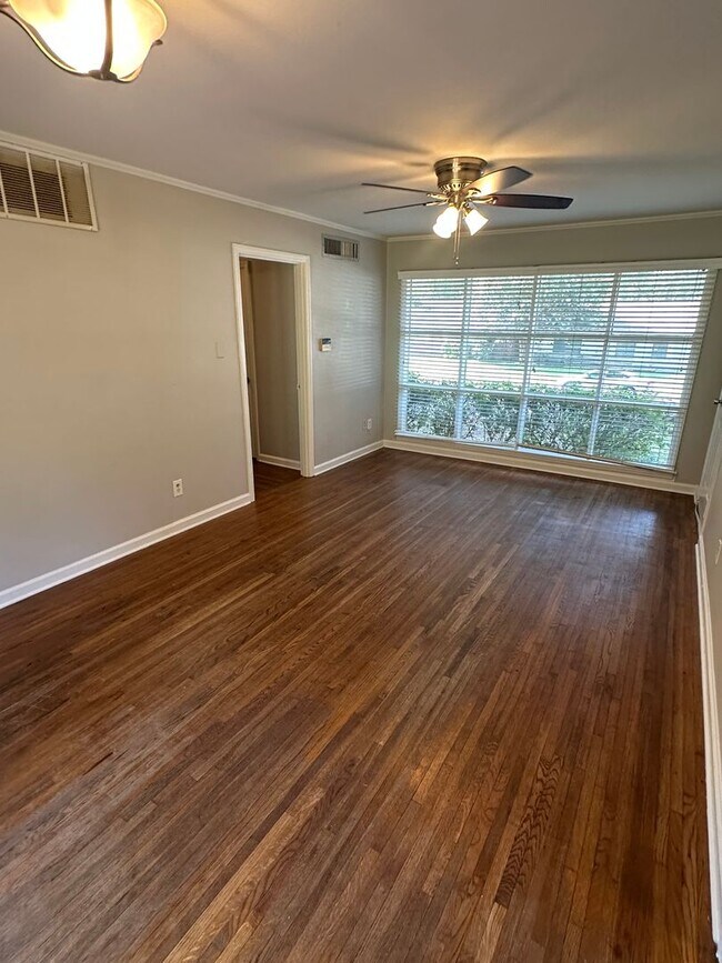 Building Photo - 3BD/1.5BA Home located in Colonial Acres!