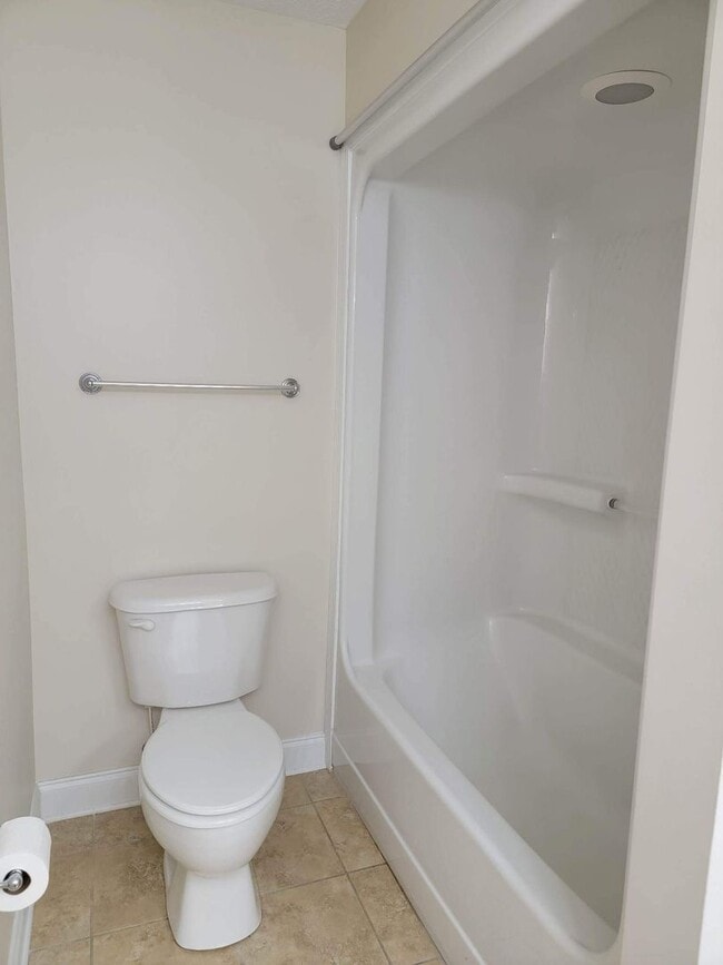 Building Photo - 4-Bedroom Townhome in Amberdale