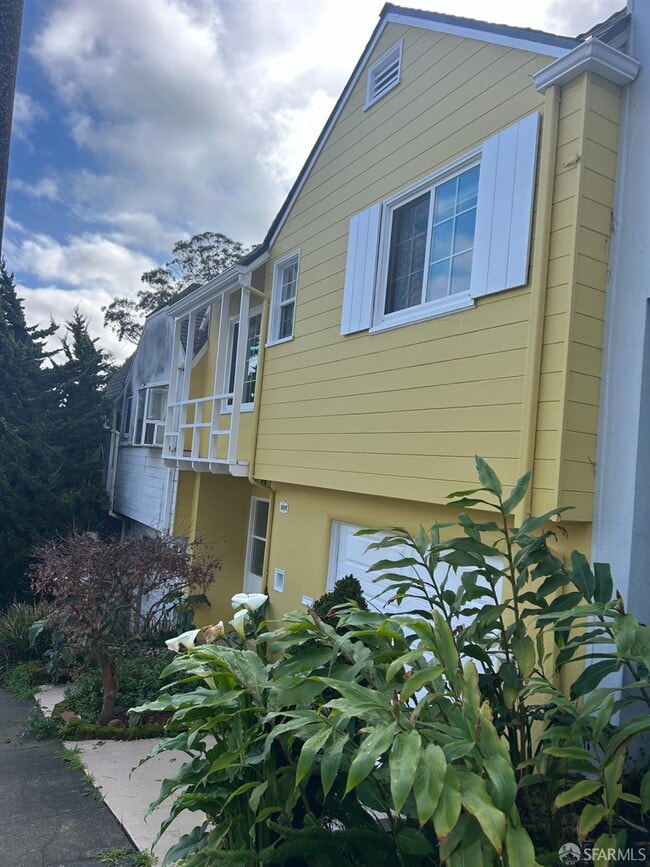 Building Photo - 255 Molimo Dr