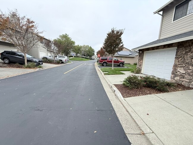 Building Photo - 533 Bustos Pl