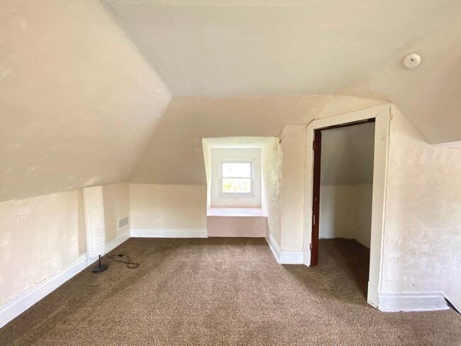 Building Photo - Spacious 4 Bed/1 Bath Home in Beechview-Convenient to Downtown! Available 7/5