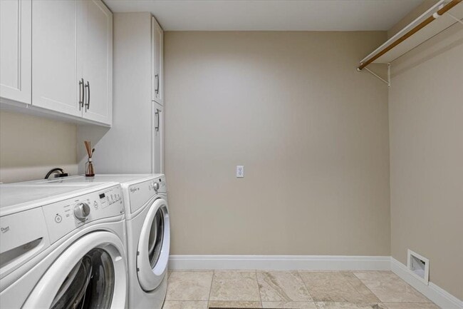 Building Photo - 25207 Lakeview Dr