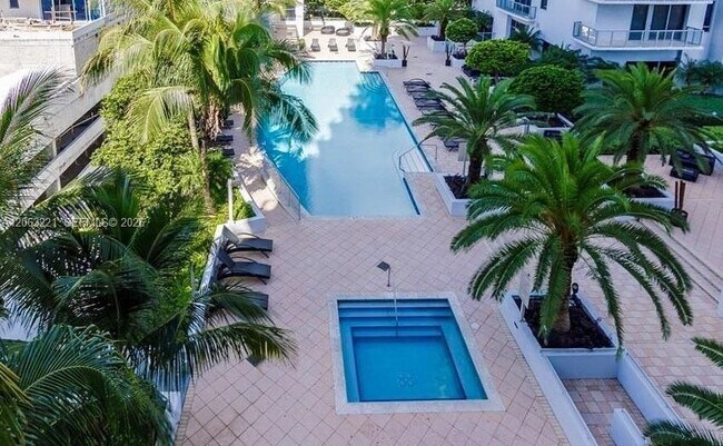 Building Photo - 1050 Brickell Ave