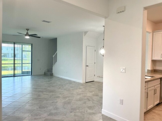 Building Photo - 3/2.5 TOWNHOUSE LORRAINE LAKES No deposit ...