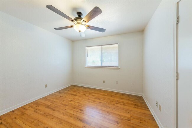 Building Photo - 2703 Cypress Ln