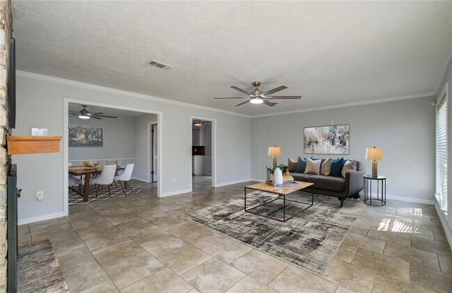 Building Photo - 3605 Kingsway Dr