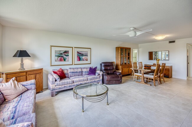 Building Photo - 5350 Woodland Lakes Dr