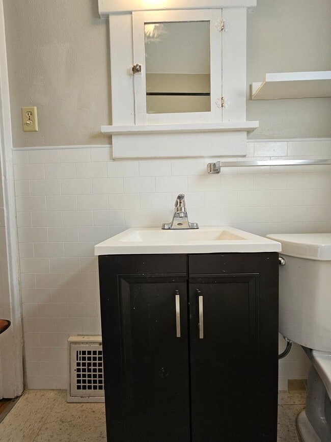 Building Photo - DU Charming 1920's Bungalow 2 Beds 1 Bath  Available Now