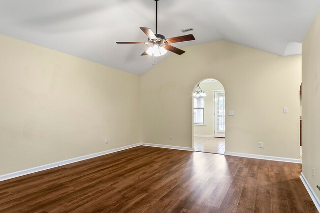 Building Photo - Nice 3 Bed 2 Bath Available Now! Book Your Tour Today!