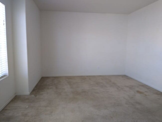 Building Photo - Massive and Expansive 5 Bedroom Green Vall...
