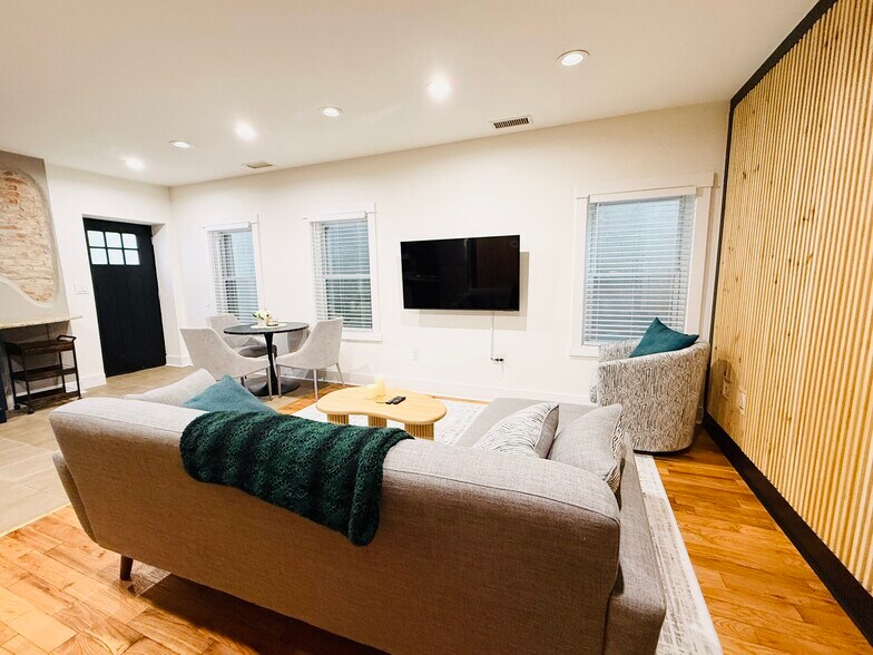 Livingroom - 2504 E York St