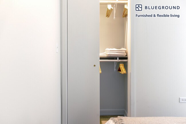 Building Photo - 108 W Chicago Ave