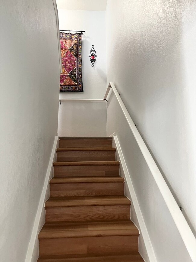 Building Photo - Fully Furnished 4 Bedroom 3 Bath Townhome ...