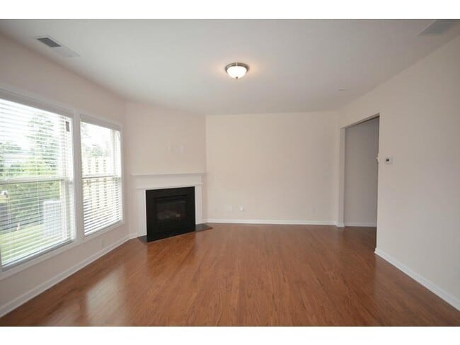 Building Photo - 2144 Greencrest Cir