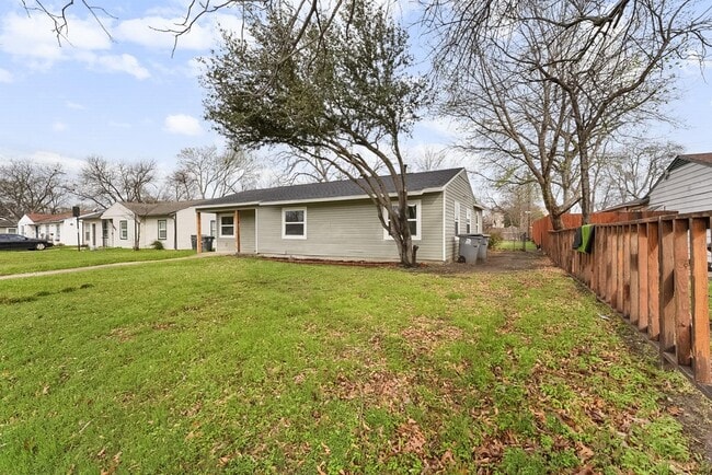 Building Photo - 2655 Larry Dr