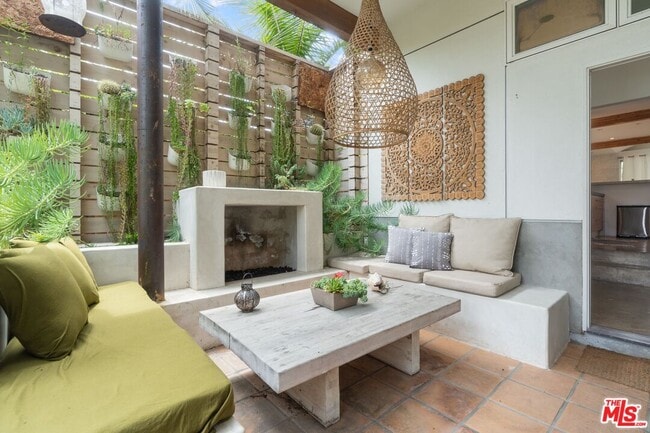 Building Photo - 678 Broadway St