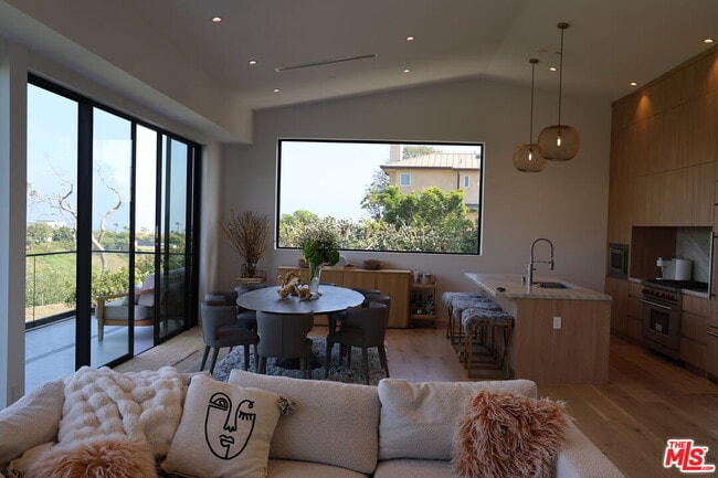 Building Photo - 6656 Dume Dr