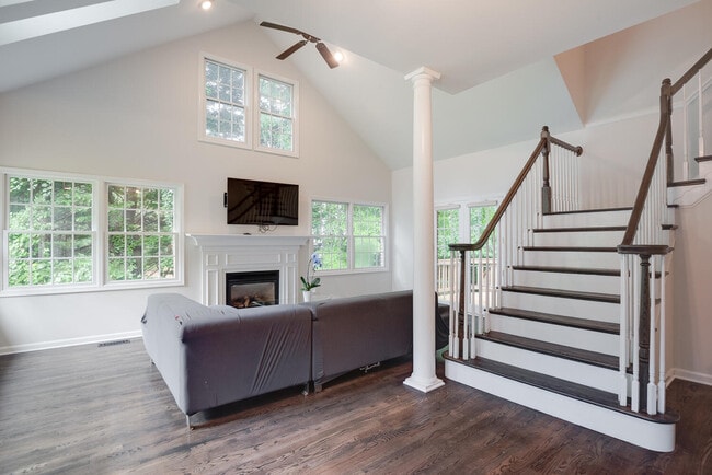 Building Photo - 6351 Lakewood Dr