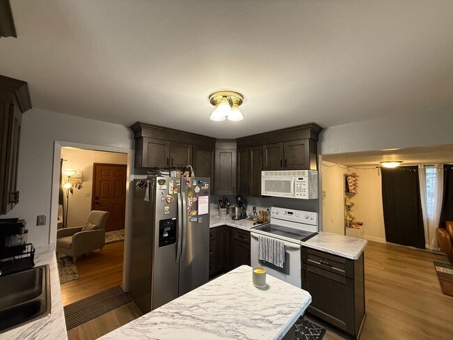 Building Photo - Beautiful 4 bed 2.5 Bath Bloomington SF Ho...
