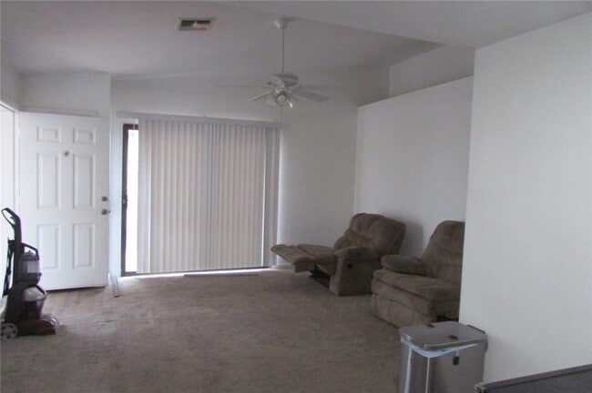 Building Photo - 2440 Lakeside Dr