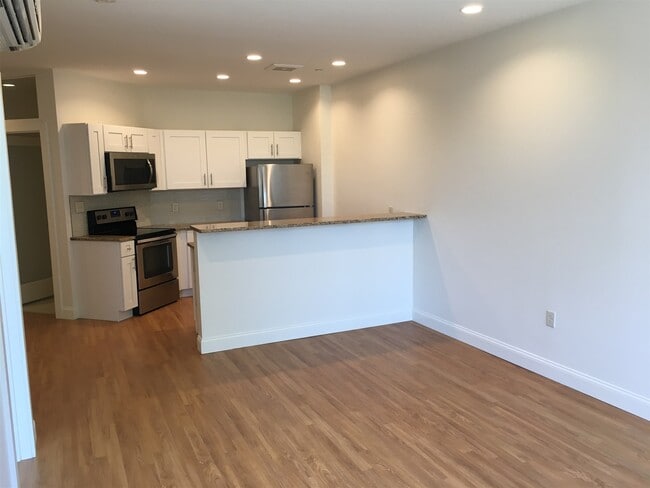 Building Photo - 875 Elm St