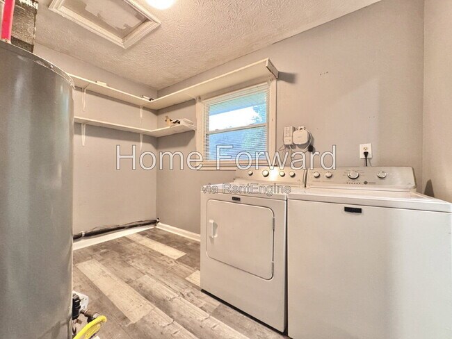 Building Photo - 1720 Traveller Rd