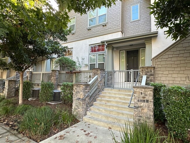 Building Photo - Welcome to modern luxury living in the heart of Midtown Sacramento!