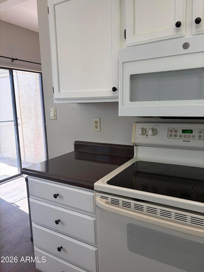 Building Photo - 930 N Mesa Dr