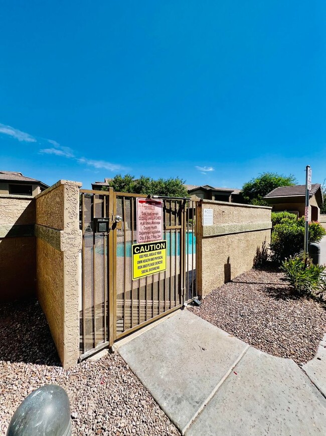 Building Photo - 705 W Queen Creek Rd