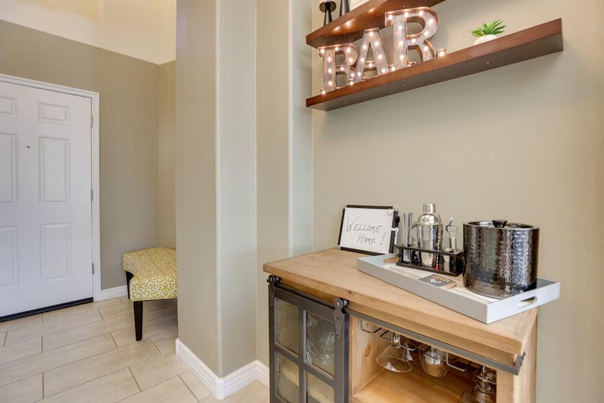 Building Photo - 833 Gary Ln