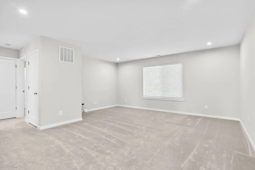 Building Photo - 367 Birchwood Dr