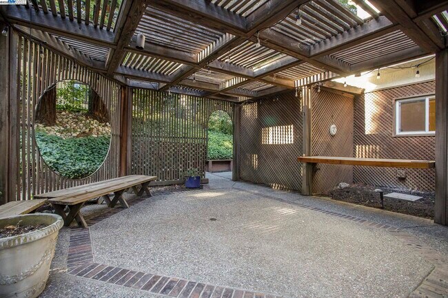 Building Photo - 3 Blackhawk Club Ct