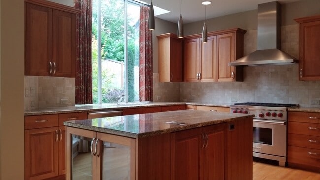 Building Photo - Exceptional 3 Bed, 2.5 bath in Sammamish w...